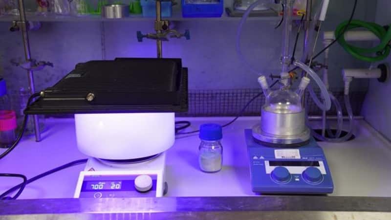 Solar reactor plastic waste hydrogen